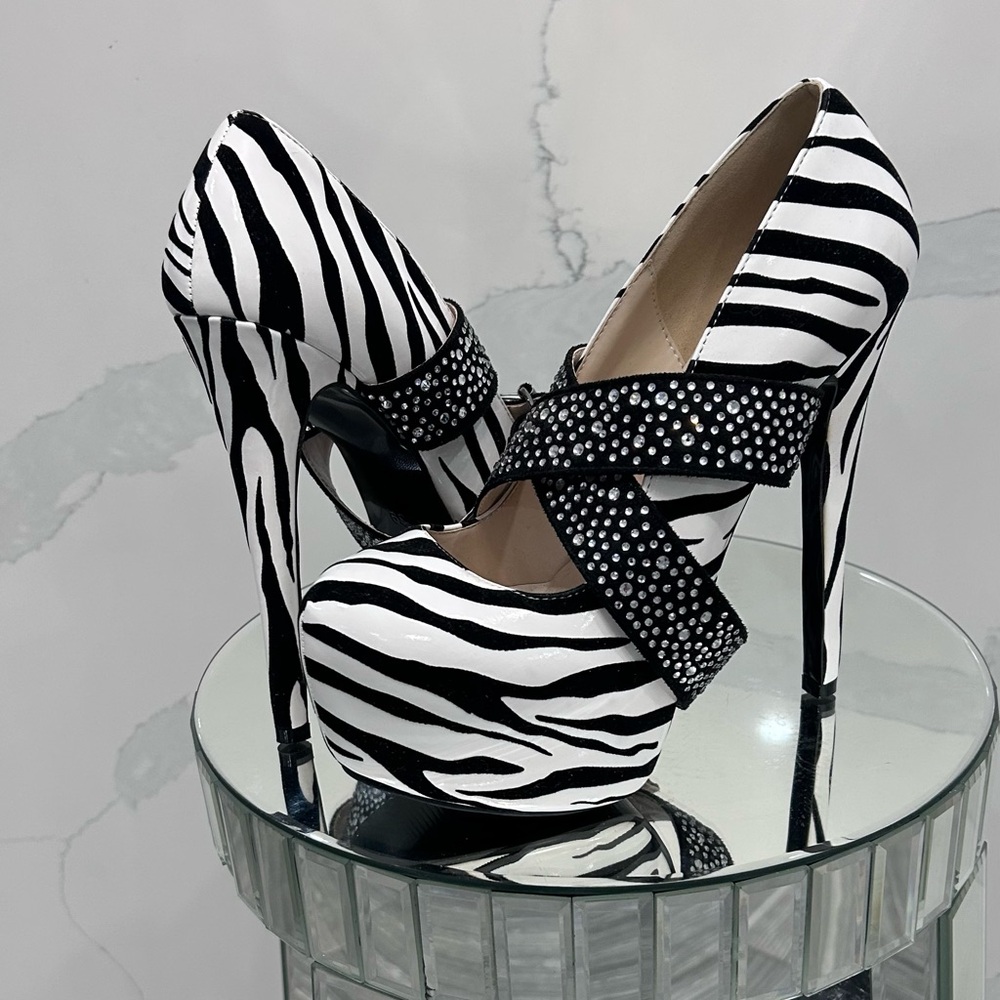 NWOT 🦓 Zebra Print Platform Heels with Black Rhinestones Accents straps